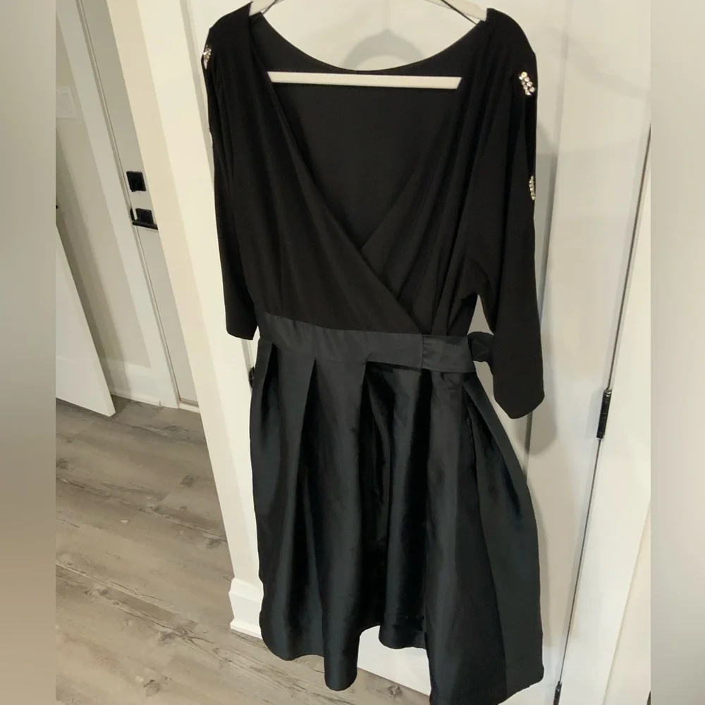 Adrianna Papell: Elegant Black Dress Midi Dress - Picture 4 of 8